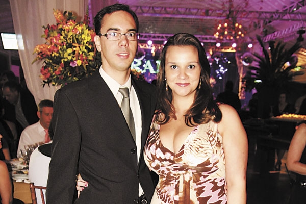 Um abraço especial ao médico dermatologista André Luís de Paula Tasso, que está aniversariando neste domingo. Ele aí está, ao lado da mulher, Isabel Cristina. Desejamos muita saúde e paz.
